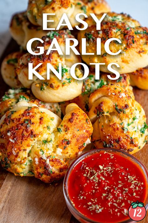 Pillsbury Garlic Knots, Garlic Knots Recipe Easy, Garlic Knots Biscuit Dough, Garlic Knots Pizza Dough, Garlic Knot Pizza, Easy Garlic Knots, Garlic Knot, Garlic Knots Recipe, Garlic Knots