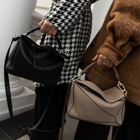 Mama's Got A Brand New Bag - Wears My Money Bag Street Style, Loewe Puzzle Bag, Loewe Puzzle, Street Style Bags, Timeless Bags, Puzzle Bag, Classic Handbags, Luxury Bag, Modieuze Outfits