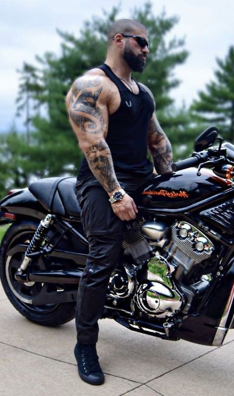 Black Angels MC  Monique is a "daughter of the club" (New Haven Chart… #romance #Romance #amreading #books #wattpad Hot Biker Men, Bulls And Bears, Motorcycle Men, Bike Photoshoot, Muscle Hunks, Biker Men, Man Bike, Black Angels, Strong Female