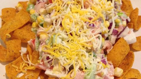 A colorful corn salad made with bell peppers and onions tossed with a creamy dressing receives an extra crunch with the addition of Fritos(R). Chili Cheese Frito Salad, Frito Salad, Colorful Corn, Salads For Picnics, Easy Summer Dishes, Frito Corn Salad, Creamy Salad Dressing, Corn Salad Recipes, Creamy Dressing