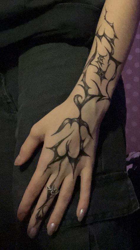 If you're looking for some inspiration for your next tattoo, or just want to see some of the most creative and well-done pieces out there, the subreddits r/tattoo and r/tattoos are the perfect places to start. Hand Tattoos Marker, Hand Marker Tattoos, Emo Aesthetic Tattoos, Cybersigil Tattoo Hand, Tattoos With Marker, Hand Tattoos Goth, Goth Style Tattoo, Emo Henna Designs, Gothic Hand Tattoos For Women