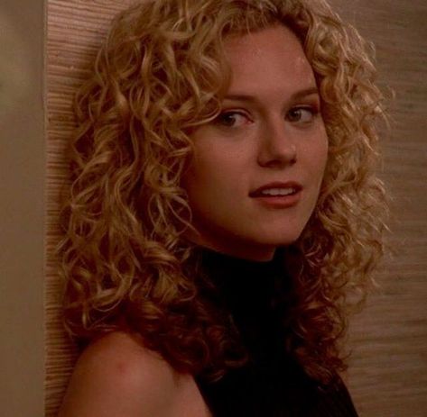 One Tree Hill Celebrity Curly Hair, Hilarie Burton, Peyton Sawyer, Blonde Curly Hair, Curly Hair Inspiration, Tree Hill, One Tree Hill, Curly Hair Cuts, Clean Face