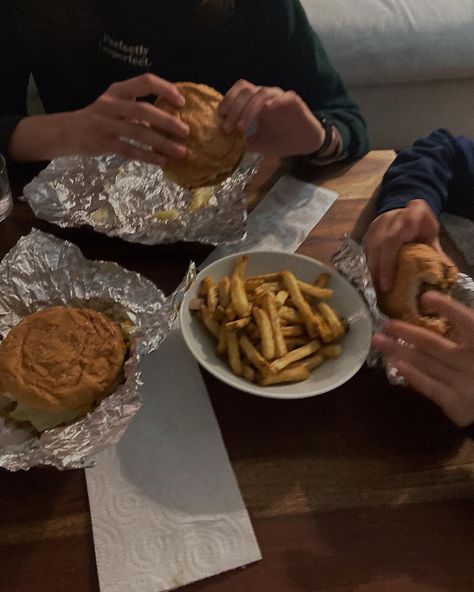 Fast Food With Friends Aesthetic, Guy Eating Aesthetic, Friends Eating Aesthetic, Best Guy Friend Aesthetic, People Eating Aesthetic, Eating With Friends Aesthetic, Friends At Restaurant, Sis Aesthetic, Burgers Aesthetic