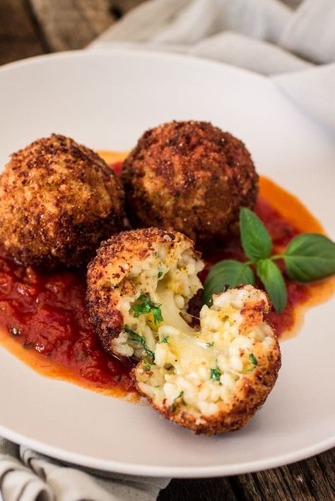 Risotto Balls, Arancini Recipe, Italian Antipasto, Italian Rice, Recipe Italian, Italian Street, Risotto Recipes, Marinara Sauce, Italian Dishes