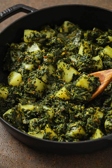 30-Minute Aloo Palak (Spinach and Potato Curry) Spinach And Potatoes, Aloo Palak, Curry Recipes Vegetarian, Cooking Spinach, Spinach Curry, Vegetarian Curry, Potato Curry, Vegetable Curry, Spinach Recipes