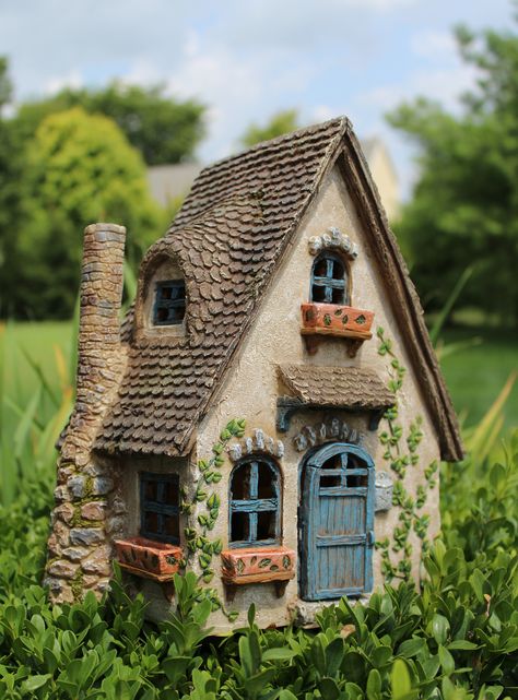 Rustic Chalet, Casa Hobbit, Fairy Tree Houses, Clay Fairy House, Fairy House Diy, Fairy Garden Designs, Pottery Houses, Mini Fairy Garden, Clay Houses