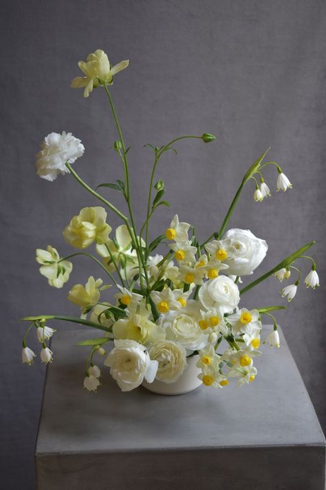 White Wedding Table Setting, Daffodil Wedding, Yellow Wedding Decorations, Yellow Flower Arrangements, Flower Aesthetics, White Floral Arrangements, Yellow Wedding Flowers, Spring Floral Arrangements, Flower Arrangements Simple