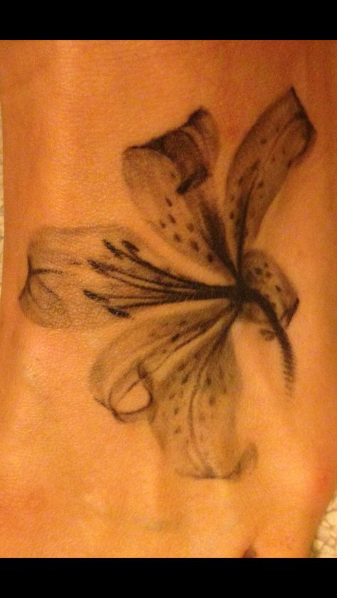 . X Ray Lily Tattoo, Tiger Lily Back Tattoo, Tiger Lilies Tattoo, Lily Tattoo Back, Lily Back Tattoo, Lilly Tattoos, Tattoos Lily, Tiger Back Tattoo, Tiger Lily Tattoo