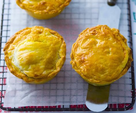 These fragrant pies are a great savoury lunch snack. Curry Pies, Lamb Shank Recipe, Thai Chicken Curry, Chicken Stock Recipe, Weekly Recipes, Pea And Ham Soup, Chicken Curry Recipe, Pies Maker, Chicken Pie