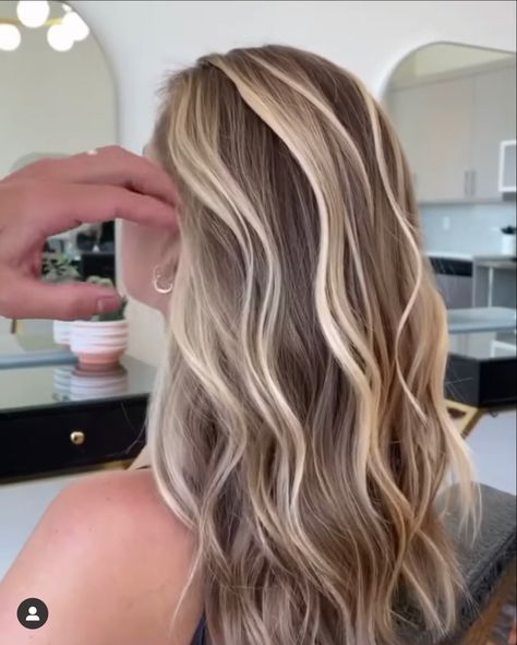 Cute Blonde And Brown Hair Colors, Cute Blonde Hair Colors Ideas Highlights, Brown Hair With A Bunch Of Blonde Highlights, Highlights Hair Ideas Blonde, Beige Blonde Hair Extensions, Highlight Ideas For Hair, Brown Hair With Some Blonde Highlights, Blond In Brown Hair, Blond Hair With Caramel Highlights