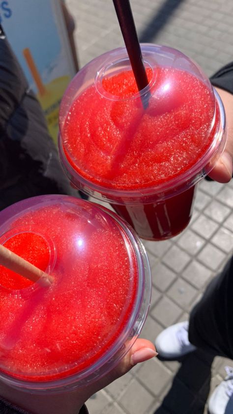 Red Slushie Aesthetic, Red Slushie, Slushies Aesthetic, Granitas, Delicacy Food, Food Therapy, Yummy Comfort Food, Pretty Drinks, Delicious Snacks Recipes