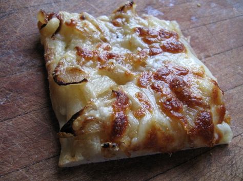 French Onion flatbread pizza Carmalized Onion, Party Food Decor, Onion Flatbread, Flatbread Pizza Recipe, Savory Sides, Food Decor, Beach Meals, Flat Bread, Flatbread Pizza