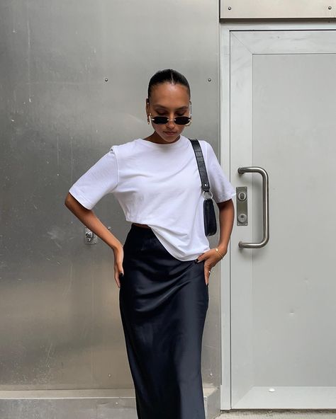 Ingrid Fagerli Edvinsen (@ingridedvinsen) • Instagram photos and videos High Waist Skirts, Minimalist Dress, High Waist Long Skirt, Satin Maxi Skirt, Look Casual Chic, Nature Dress, Trumpet Skirt, Skirts Women, Langer Rock