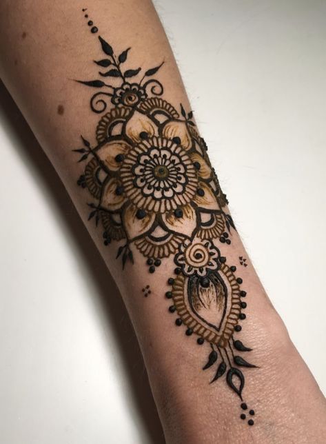 Mehind Designs, Henna Bracelet Design, Henna On Arm, Henna Arm Tattoo, Forearm Henna, Henna Designs Drawing, Henna Designs Arm, Arm Henna, Small Henna Designs