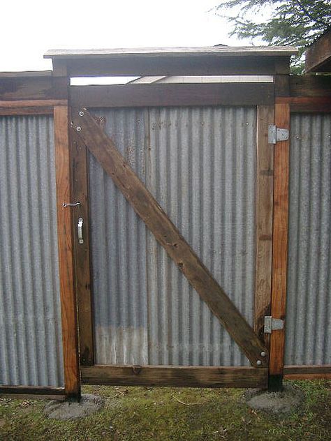 Cheap Privacy Fence, Corrugated Metal Fence, Bamboo Screen, Diy Privacy Fence, Living Pool, West Gate, Fencing Ideas, Privacy Fence Designs, Cheap Fence