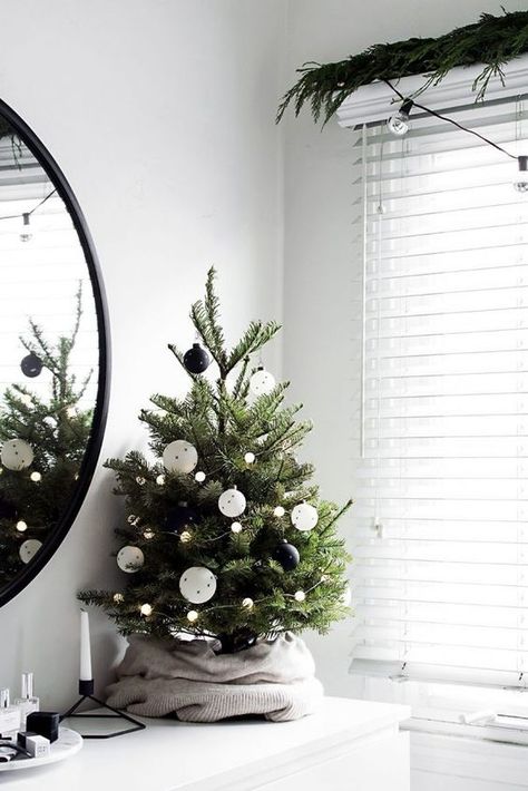 100 Creative Christmas Decor for Small Apartment Ideas Which Are Merry & Bright - Hike n Dip Chirstmas Decor, Minimalist Christmas Decor, Decoration Vitrine, Small Christmas Tree, Minimalist Christmas Tree, Minimal Christmas, Alternative Christmas Tree, Modern Christmas Decor, Simple Christmas Decor