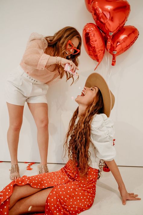 Bff Valentines Photoshoot, Valentines Day Photo Ideas Instagram, Valentines Photoshoot Ideas Friends, Valentines Day Shoot Photoshoot, Best Friend Valentine Photo Shoot, Friends Valentines Photoshoot, Valentines Day Studio Photoshoot, Bestie Valentines Day Photoshoot, Valentine’s Day Mini Session