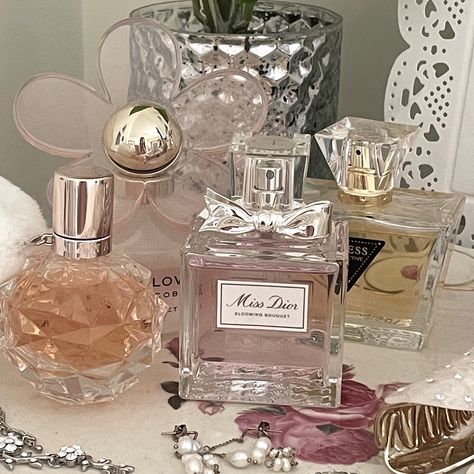 #coquette #perfume #dior #missdior #marcjacobs #girly #aesthetic Ms Dior Perfume, Dior Perfume Aesthetic, Ms Dior, Coquette Perfume, Coquette Stuff, Aesthetic Perfume, Perfume Dior, Perfume Aesthetic, Miss Dior Blooming Bouquet