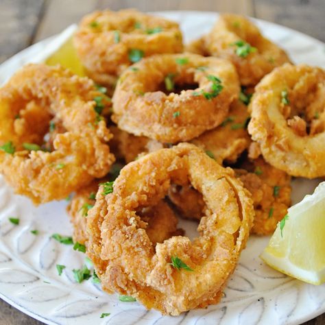 Fried Calamari with Spanish Paprika and Lemon Spanish Tapas Recipes, Calamari Recipes, Squid Recipes, Fried Calamari, Tapas Recipes, Spanish Tapas, Mood Food, Calamari, Fried Food