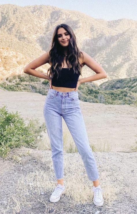 Jess Conte Style, Jess Conte Outfits, Black Jeans Outfits, Jeans White Sneakers, Jess Conte, College Outfit, Black Jeans Outfit, White Shoes Sneakers, Jeans Outfits