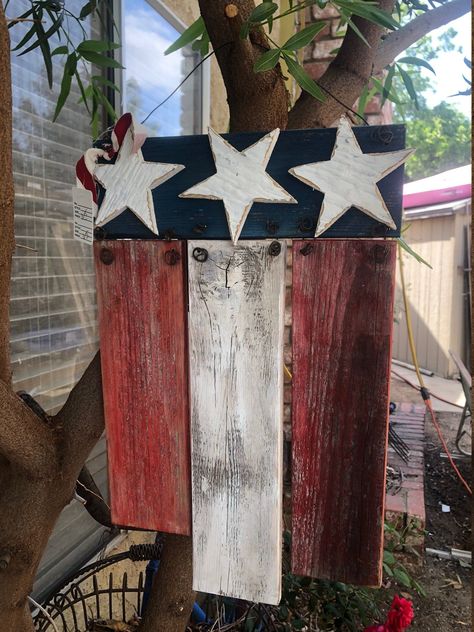 Budget-Friendly 4th of July Decorations: Make Your Party Shine! 4th Of July Wood Signs, Texture Craft, Fouth Of July Crafts, Americana Crafts, Patriotic Projects, 4th July Crafts, Craft Booth Displays, Lake Elsinore, Fourth Of July Decor