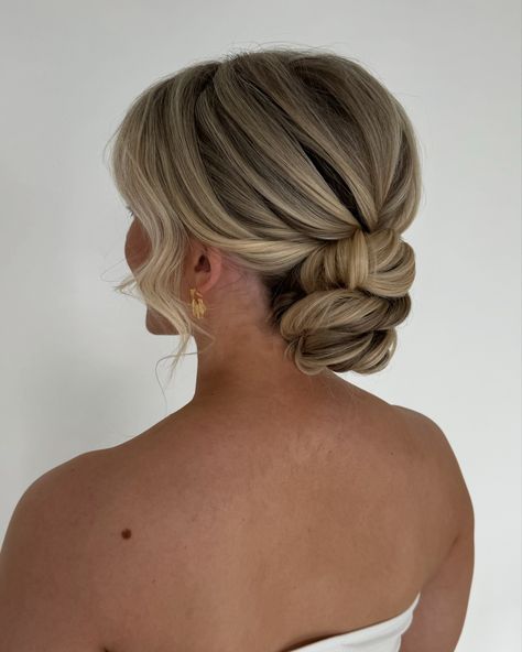 Hair colour can make a big difference to how an updo looks. The contrasting blonde tones add depth and dimension making every twist and detail stand out. I love how the different colours enhance the appearance of texture and make this low bun super unique and interesting to look at. #weddinghairbelfast #hairstyles #weddinghairstyles #updo #weddingupdo #updoideas #bunhairstyle #blondeupdo #weddinghairinspo #weddinghairideas #modernbride #elegantbride #hairfashion #hairideas #belfasthair #bel... Beach Bridal Hair Updo, Cute Updos For Wedding, Blonde Low Bun Wedding, Classy Low Bun Hairstyles, Classy Bridal Updo, Wedding Updo Front View, Curled Bun Updo, Blonde Wedding Hair Updo, Low Wedding Updo