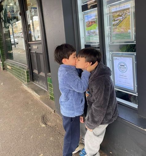 Siblings Kissing, Two Boys Kissing, Egirl Poses, Bentley Hammington, Gay Best Friend, Dj Images Hd, Cute Guy Pics, Teen Boy Outfits, Gay Aesthetic