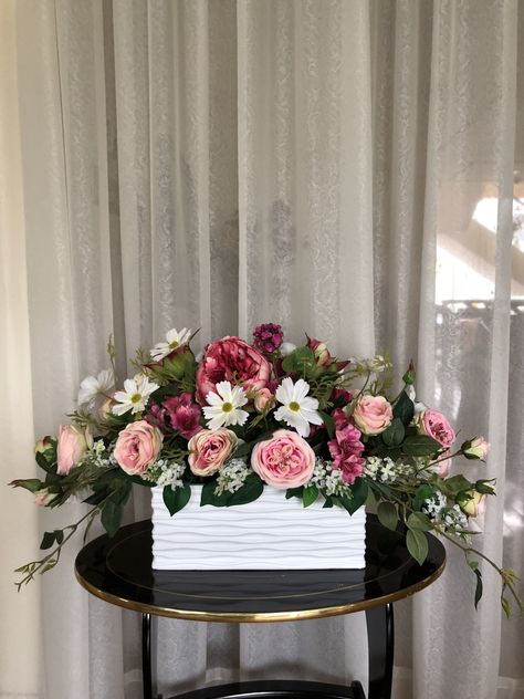 Horizontal Flower Arrangement, Low Centerpieces, Flowers Vase, Modern Flower Arrangements, Special Flowers, Breathtaking Wedding, Winery Wedding, Modern Flower, Winery Weddings