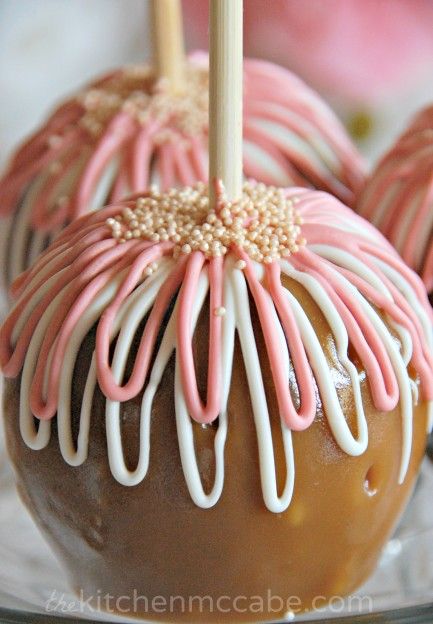 Kitchen White Gold, Gourmet Candy Apples, Gourmet Caramel Apples, Candy Apple Recipe, Chocolate Covered Apples, Gourmet Apples, Chocolate Apples, Gourmet Candy, Polka Dot Party