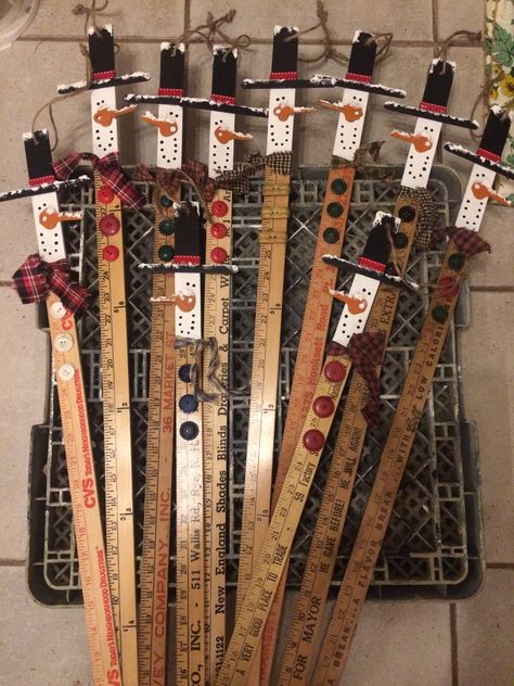 Yard Stick Christmas Crafts, Vintage Yardstick Ideas, Diy Snow Measuring Stick, Yard Sticks Repurposed, Yard Stick Crafts, Snow Measuring Stick Diy, Yardstick Projects Ideas, Paint Stick Christmas Crafts, Repurposed Yardsticks