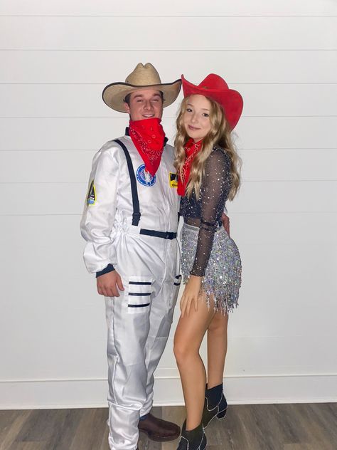 Cowboys And Aliens Costume, Space Cowboy Costume Men, Space Cowboy Outfit, Cowboy Couple Costume, Astronaut Cowboy, Cowboy Couples, Space Cowboy Costume, Cowboy Prom, Cowboy Disco