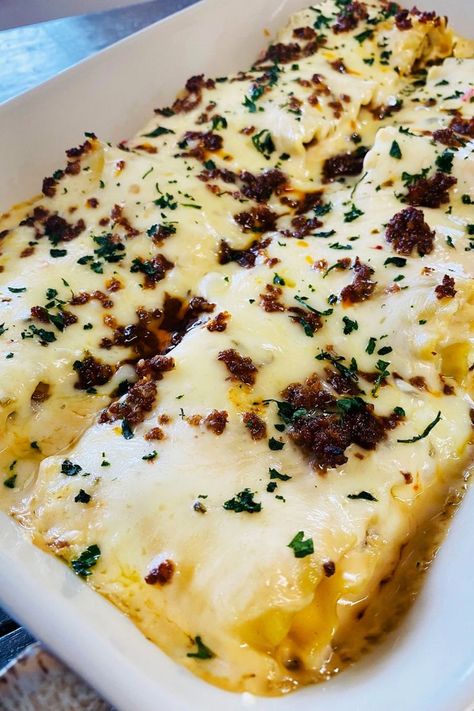 casserole dish with lasagna roll ups topped with cheese and chorizo Food Recipes Lasagna, Chorizo Recipes Dinner, Creamy Cheesy Pasta, Recipes Lasagna, Lasagna Roll Ups, Sausage Lasagna, Chorizo Recipes, Lasagna Roll, Lasagna Rollups