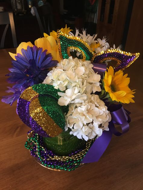 Mardi Gras Centerpieces Diy Ideas, Mardi Gras Table Centerpiece Ideas, Mardi Gras Flower Arrangements, Mardi Gras Flowers, Mardi Gras Floral Arrangements, Mardi Gras Flower Centerpieces, Mardi Gras Feather Centerpieces, Mardi Gras Dinner, Masquerade Party Decorations