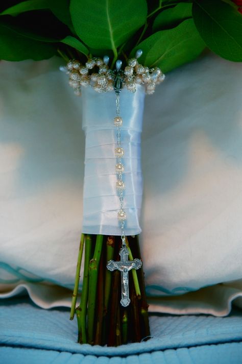 Bridal bouquet with rosary YESSS Bouquet With Rosary, Bright Wedding Flowers Centerpieces, White Orchid Bouquet, Orchid Bouquet Wedding, Simple Wedding Bouquets, Bright Wedding Flowers, Southern Maine, Purple Wedding Bouquets, Calla Lily Bouquet