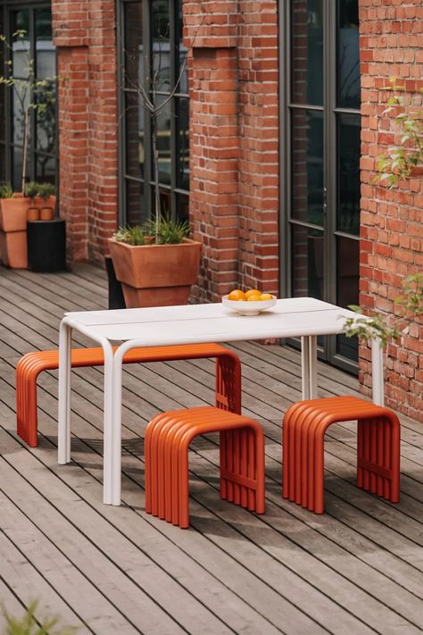 Orange Bench, Orange Furniture, Outdoor Wood Furniture, Metal Bench, Indoor Outdoor Furniture, Street Furniture, Dining Room Inspiration, Modern Forms, Outdoor Landscaping