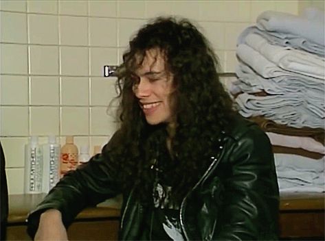 Kirk Hammett Gif, Kirk Hammet, Kirk Metallica, Metallica Art, Kirk Hammett, My Queen, I Have A Crush, Thrash Metal, Playing Guitar