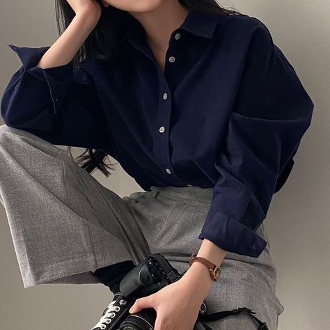 Black Top Grey Pants Outfit, Flowy Trousers Outfit, Navy Shirt Outfit Woman, Dark Blue Shirt Outfit Woman, Dark Blue Shirt Outfit, Navy Shirt Outfit, Outfit Button Up Shirt, Leg Trousers Outfit, Casual Outfit Aesthetic