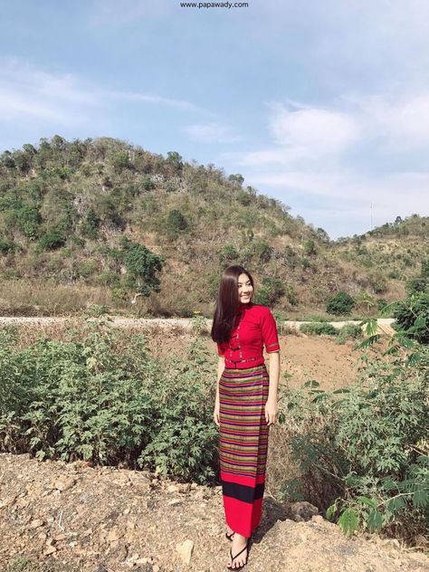 Chakma Traditional Dress, May Myint Mo, Burma Dress, Hmong Fashion, Thailand Dress, Thai Silk Dresses, Myanmar Clothes, Thai Wedding Dress, Ayam Bakar