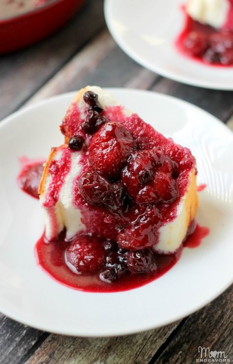 Homemade Angel Food Cake, Mixed Berry Compote, Angel Food Cake Desserts, Compote Recipe, Angel Food Cake Mix Recipes, Fruit Sauce, Berry Sauce, Berry Compote, Blueberry Sauce