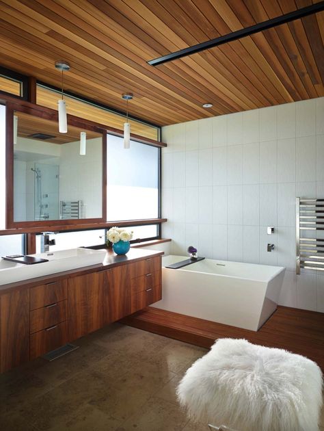 This mid-century modern bathroom shows sleek and warm are not mutually exclusive. Love the use of teak wood on the ceiling with the wall mounted cabinets. Mid Century Modern Bathroom, Bathroom Retreat, Mid Century Bathroom, Bathroom Design Trends, Bad Inspiration, Bathroom Ceiling, Gorgeous Bathroom, Rustic Contemporary, Mid Century Modern House