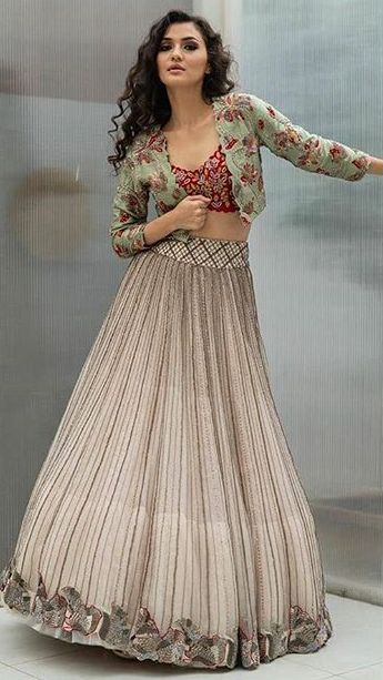 Koti Style Blouse For Lehanga, Long Blouse Designs, Bridal Lehenga Online, Mehendi Outfit, Sangeet Outfit, Designer Anarkali Dresses, Lehenga Saree Design, Choli Dress, Indian Outfits Lehenga