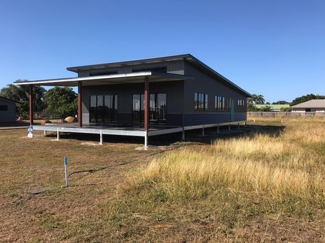 Shed Roof Homes Designs, Shed Roof Cabin, Garage Layout, Small Cabins, Skillion Roof, Farm Shed, Shed Home, Roof Extension, Outdoor Bath