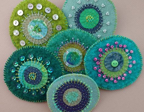 Kiwi Collection of Textile Brooches | Handmade applique broo… | Flickr Felt Circles, Hand Sewn Felt, Scissor Fobs, Fabric Glass, Simple Hand Embroidery Patterns, Textile Art Embroidery, Scrap Fabric Crafts, Embroidery Cards, Christmas Embroidery Patterns