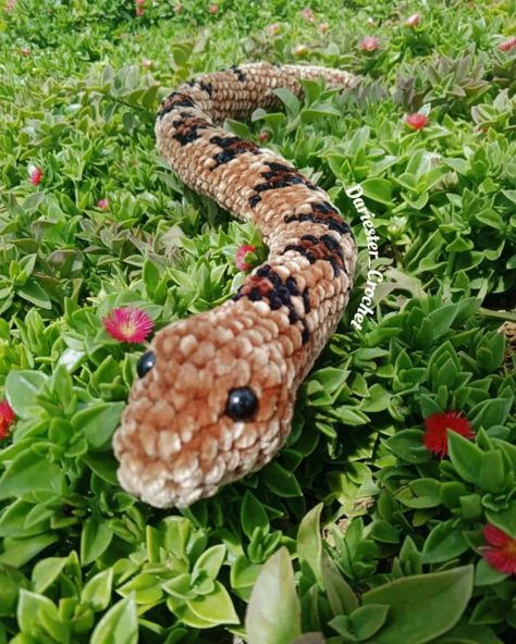 Un par de serpientes bien coloridas 🐍 Espere muchoooo para tejer una serpiente con chenille y que estos modelos fuesen los primeros fue un reto y lo máximo 😅 me dediqué mucho en los detalles y las manchas además de los cambios de color ¿Que tal les parece el resultado? Recuerda que para realizar pedidos puedes enviar una foto de referencia al dm para cotizar cualquier modelo que gustes 🧶 #snake #crochetersofinstagram #crochet #crochetersoftiktok #amigurumis #amigurumi #serpientes #snakes #... Amigurumi Snake, Snakes, Amigurumi, Crochet, Color