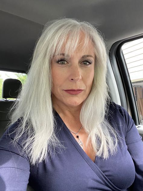 Older White Woman, Silver Long Hair, Caring Man, Old Lady Pics, Older Actresses, Beautiful Aged Women, Silver Haired Beauties, Sugar Mummy, Aging Beauty