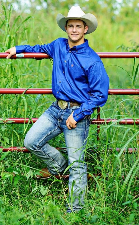 Senior Photos Boys, Modern Cowboy, Senior Boy Poses, Senior Pictures Boys, Senior Guys, Country Men, Boy Poses, Muscular Men, Guy Pictures