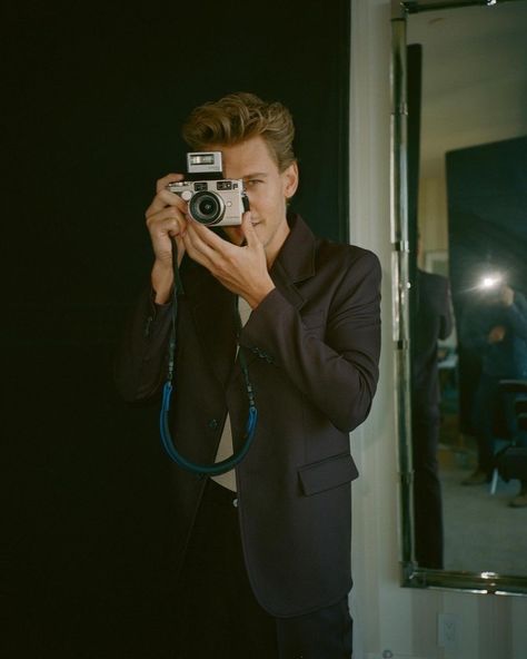 Austin Butler News on Twitter: "Austin Butler photographed by Eric Ray Davidson. https://t.co/bine3k6vfv" / Twitter Callum Turner, Elvis Movies, Jamie Campbell Bower, Austin Butler, Me Me, Hugh Jackman, Fav Celebs, Character Aesthetic, Elvis Presley