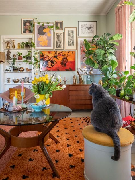 Taso telkkarinurkkaukseen! | Keltainen kahvipannu Maximalist Small Dining Room, Midcentury Eclectic Decor, Mcm Boho Living Room, Cozy Maximalist Living Room, Midcentury Maximalist, Mcm Maximalist, Mcm Apartment, Living Room 70s, Maximalist House