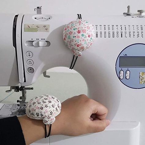 Diy Pin Cushion, Needle Cushion, Pin Cushions Patterns, Sewing Room Design, Diy Cushion, Sewing Needle, Pin Cushion, Diy Sewing Projects, Sewing Tools