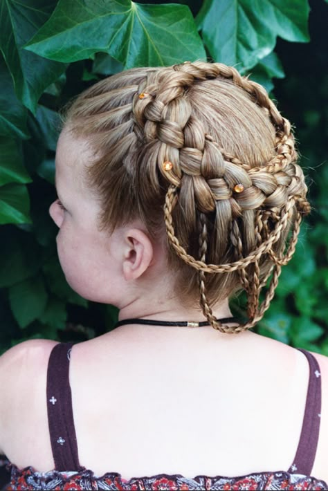 crown braid with 4-strand chainlink accents Hairstyle For Office, Celtic Braids, Hairstyle For Round Face, Blonde Hair Hairstyles, Haircuts For Straight Hair, Short Platinum Blonde Hair, Crown Braids, Braid Crown, Braided Crown